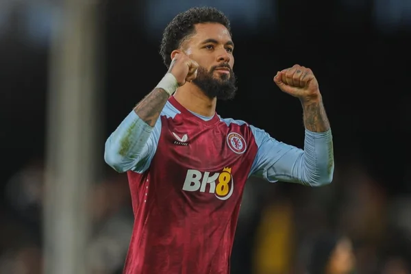 Sem espaço no Nottingham Forest, Douglas Luiz é alvo do Aston Villa