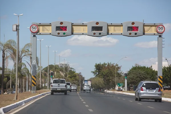 Calma, apressadinho! Multas de barreiras eletrônicas triplicam no DF