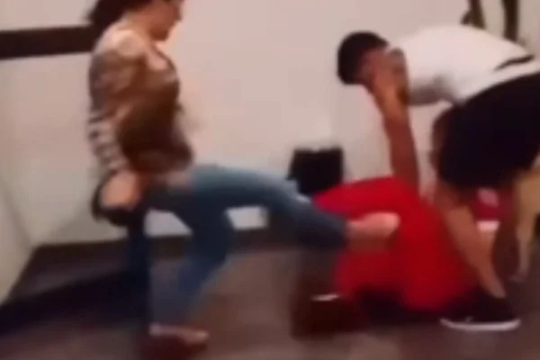 Captura de tela de câmera de segurança que registrou agressão de ex-sogra à influenciadora. - Metrópoles
