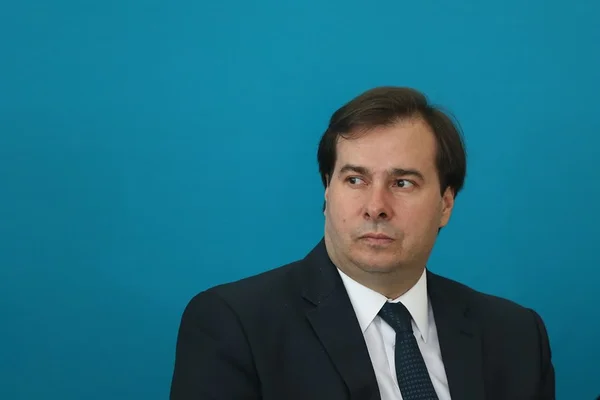 “Proposta de mudar regra de ouro veio da equipe econômica”, diz Maia