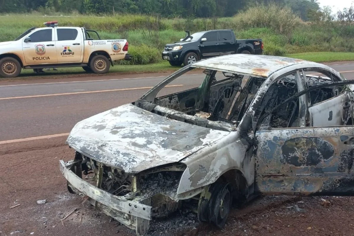 Criminosos queimaram carros para dificultar a perseguição policial Criminosos queimaram carros para dificultar a perseguição policial