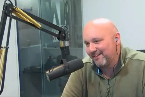 Shaun Morash faz cocô nas calças ao vivo - Metrópoles