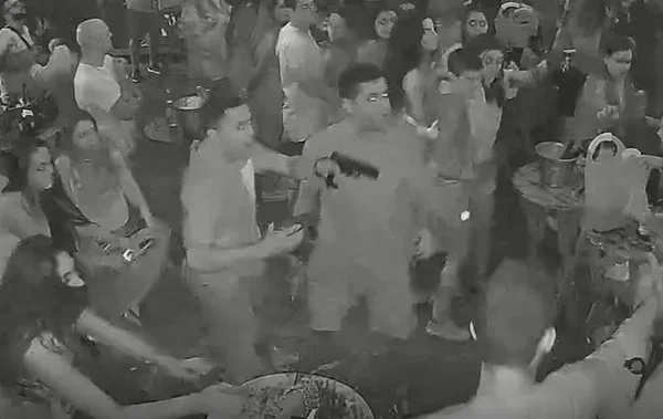 Imagem de policial em briga