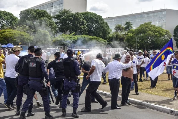 Clima esquenta entre taxistas e motoristas de Uber na Esplanada
