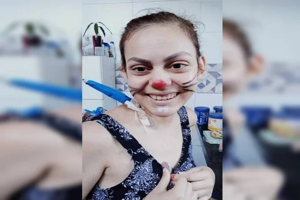 Mulher com rosto pintado e sorrindo