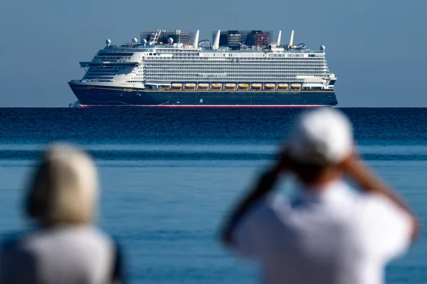 Na foto passageiros observam o novo navio de cruzeiro Disney