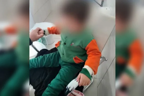 Amarrado em banheiro: professora é presa por torturar menino autista