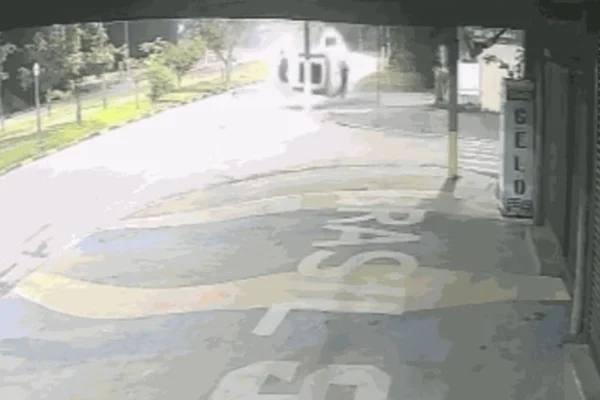 Imagem colorida mostra motorista perder o controle do carro e capotar o veículo várias vezes - Metrópoles