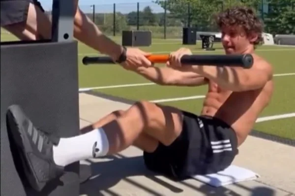 Líder da F1, Antonelli compartilha treino durante pausa da temporada