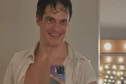 Mateus Solano faz selfie sensual no espelho Mateus Solano faz selfie sensual no espelho