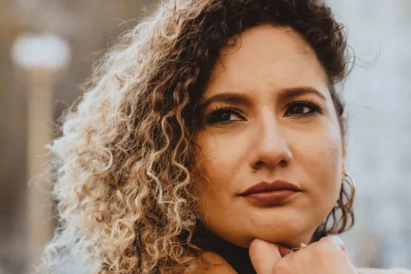 Imagem colorida da escritora Fabiane Guimarães segurando livros - Metrópoles