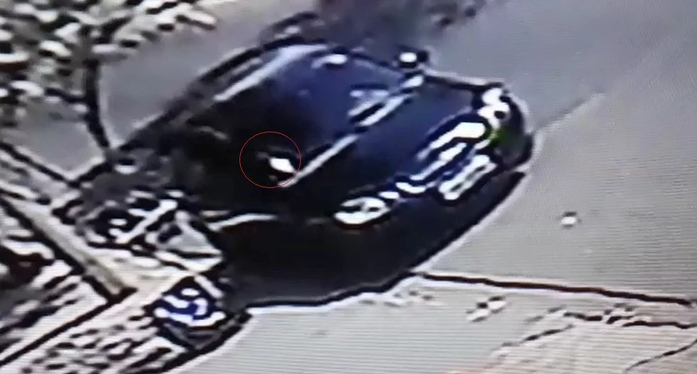 O menino Arthur aparece no banco da frente do carro O menino Arthur aparece no banco da frente do carro