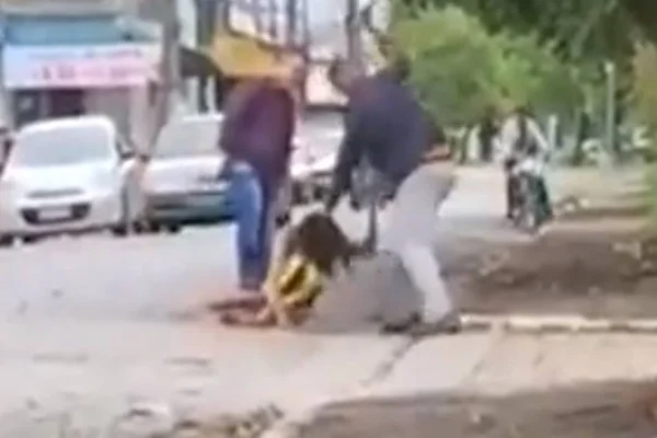 Imagens fortes: transexual é agredida a pauladas. Veja