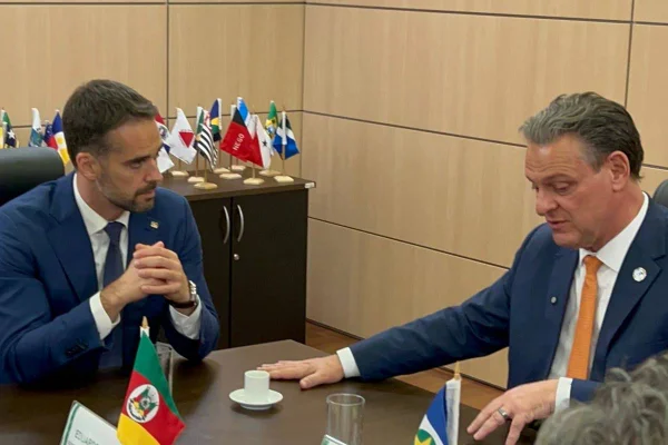 Imagem colorida de reunião entre o governador Eduardo Leite e o ministro Carlos Fávaro