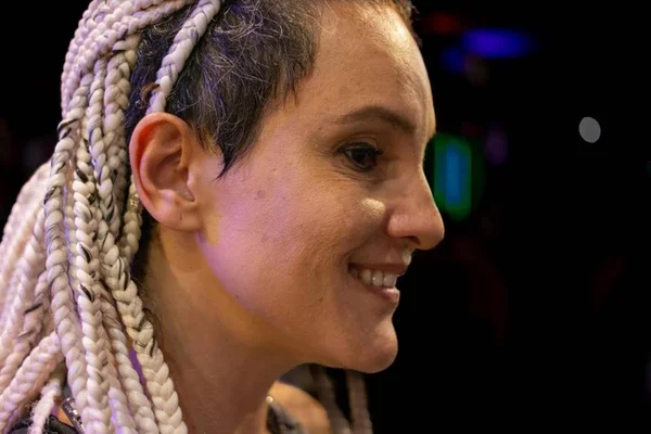mulher branca com cabelo com dread amarelo