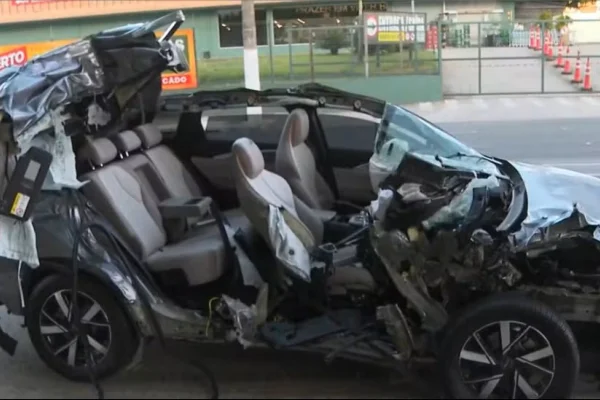 Imagem colorida de carro sem teto, após acidente. Metrópoles