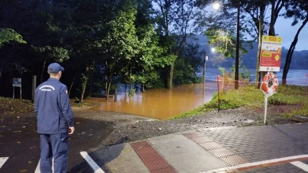 Foto colorida de homem olhando para travessia encoberta de água rio Uruguai - Metrópoles