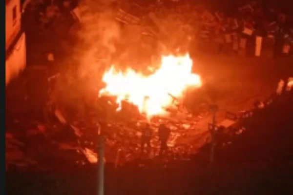Balão em chamas em área externa de galpão, durante a noite - Metrópoles