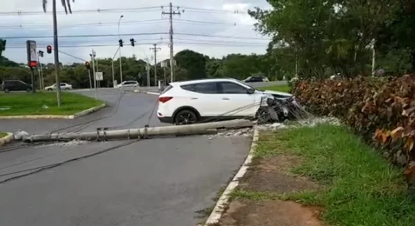 Motorista derruba poste e parte do Lago Sul fica sem luz