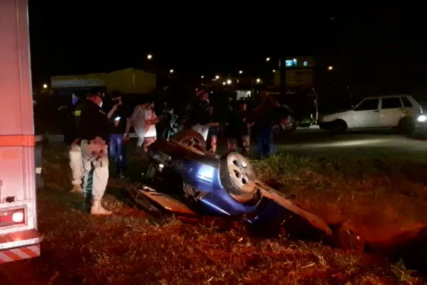 Motorista é arremessado para fora do carro após capotamento na BR-060