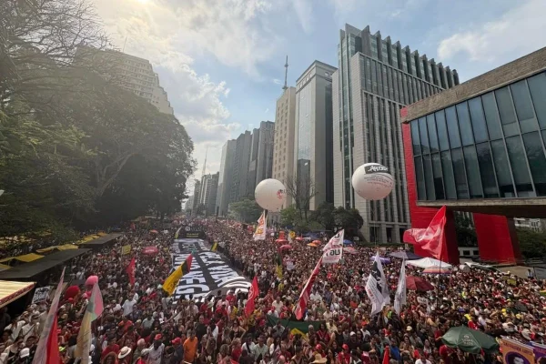 Manifestante fazem atos contra PEC da Blindagem e da Anistia na Avenida Paulista