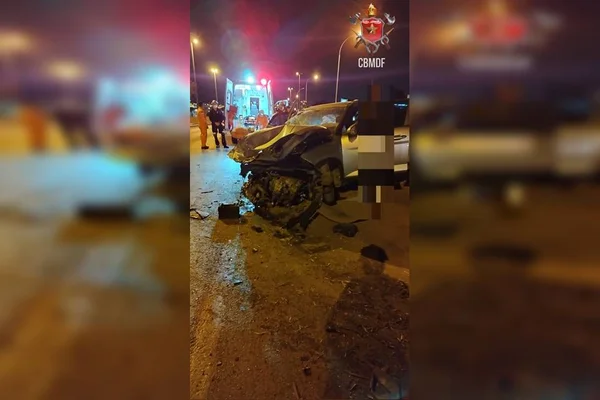 Motorista morre ao colidir carro em poste na Epia Sul