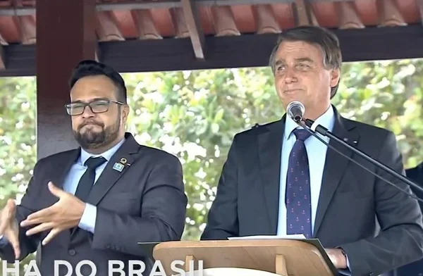 Bolsonaro é chamado de traidor durante formatura de sargentos da Marinha
