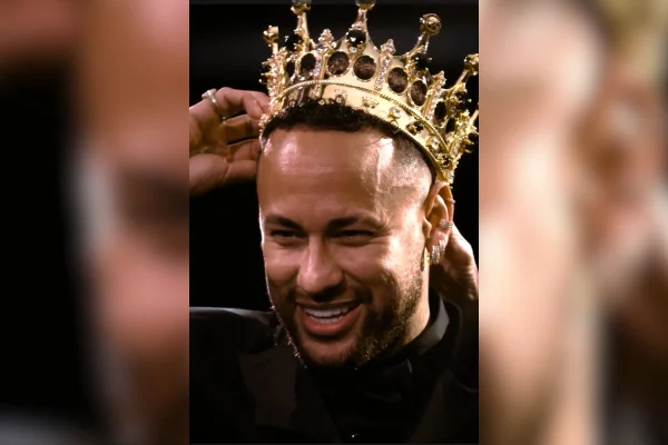 As coroas de ouro, safiras e ônix entregues a Neymar pai homenageiam os clubes e o número que marcaram a trajetória de Neymar Jr. - Metrópoles