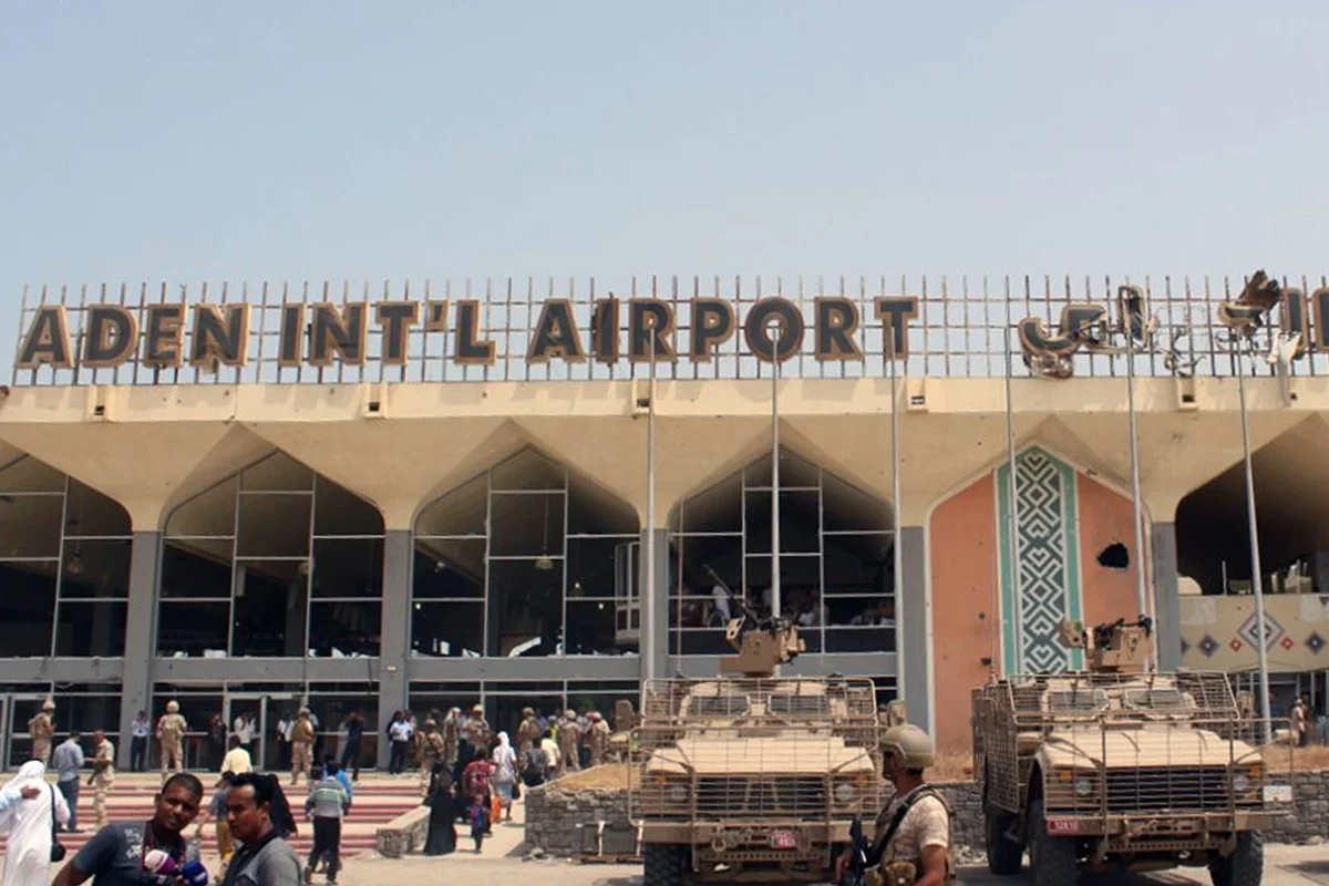 Houthis lançam mísseis contra o aeroporto de Aden, no Iêmen