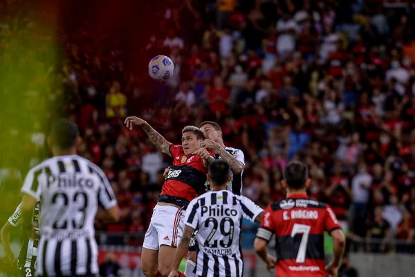 Gabigol volta a perder pênalti e Santos bate o Flamengo no Maracanã