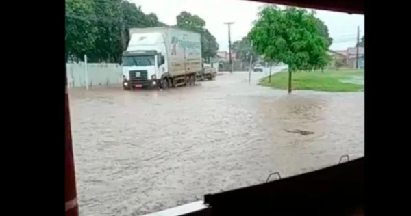 Tempestade arrasta carros e raio provoca incêndio em MT