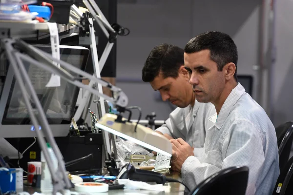 Dois técnicos conduzem pesquisa dentro de um laboratório científico.