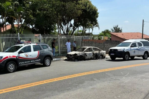 Foto colorida de viatura da Polícia Militar em local do crime, ocorrido em São José dos Campos, interior de São Paulo.