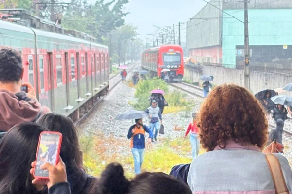 Passageiros caminham nos trilhos após falha na linha 12-Safira. Metrópoles