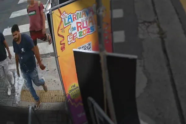 Imagem colorida de traficante foragido identificado em bloco de rua