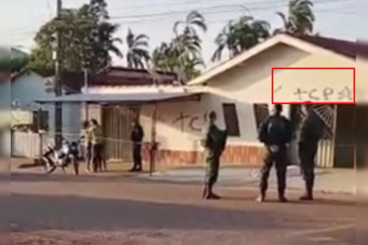 Na fachada do imóvel da vítima, foi encontrada uma pichação com a sigla TCP, referente ao Terceiro Comando Puro Na fachada do imóvel da vítima, foi encontrada uma pichação com a sigla TCP, referente ao Terceiro Comando Puro