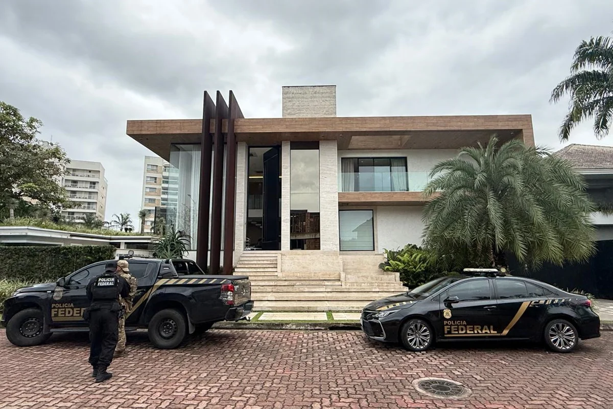 Polícia Federal divulga imagens da ação que prendeu mãe e irmão de Oruam Polícia Federal divulga imagens da ação que prendeu mãe e irmão de Oruam