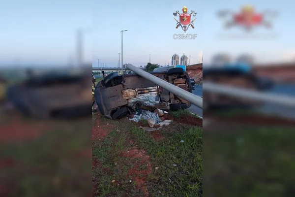 Imagem colorida mostra carro capotado