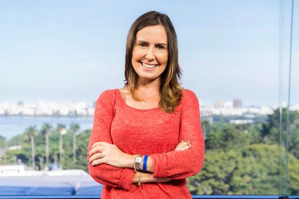 Mulher de blusa vermelha com céu azul