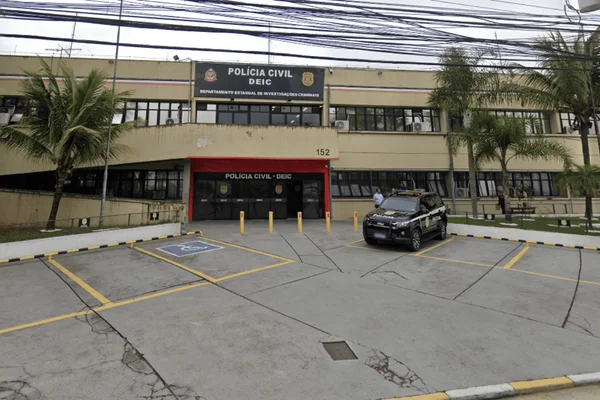 Imagem colorida da fachada do Deic, uma das delegacias citadas em conversas sobre supostos pagamentos de propina - Metrópoles