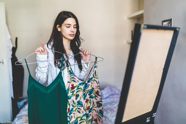 Mulher indecisa com roupa