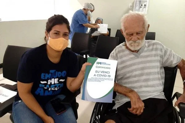 Idoso de 106 anos vence o coronavírus após passar por três hospitais