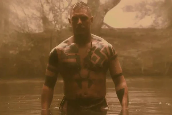 homem sem camisa saindo do lago