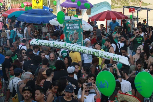 Manifestantes pedem legalização da maconha em marcha no Rio de Janeiro