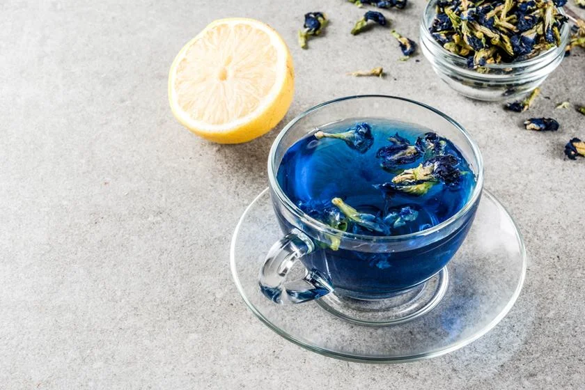 Existe chá azul, mas a cor dele, na verdade, não é a do nome. Por ser parcialmente oxidado, o tom pode variar entre verde e preto. Também é chamado de oolong, e possui um nível médio de cafeína, além de ajudar a reduzir o colesterol e trazer benefícios para a pele Existe chá azul, mas a cor dele, na verdade, não é a do nome. Por ser parcialmente oxidado, o tom pode variar entre verde e preto. Também é chamado de oolong, e possui um nível médio de cafeína, além de ajudar a reduzir o colesterol e trazer benefícios para a pele