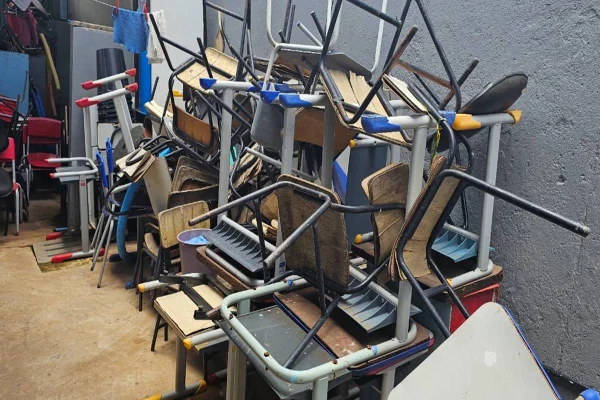 “Cemitério de móveis” viram focos de água parada em escolas do DF