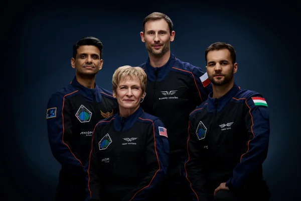 Imagem colorida, astronautas da Polônia, Índia e Hungria retornam ao espaço- Metrópoles
