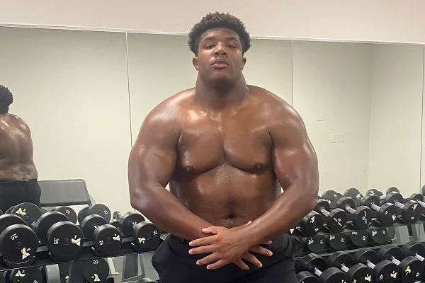 Tyler Parker mostra o físico em foto no Twitter - Metrópoles