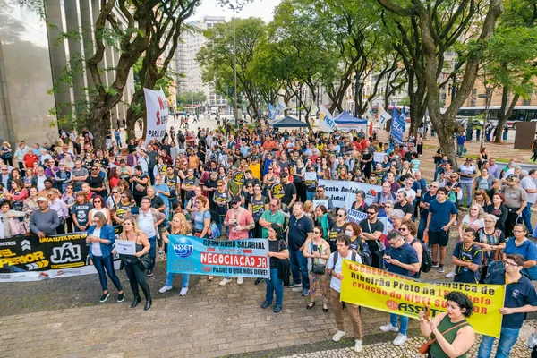 Imagem colorida de assembleia realizada em 11 de abril de 2025 por servidores do TJSP, que anunciaram greve geral. - Metrópoles