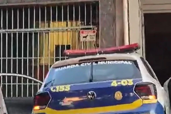 imagem colorida mostra viatura da gcm com portas abertas. ao fundo aparece o portão de uma casa